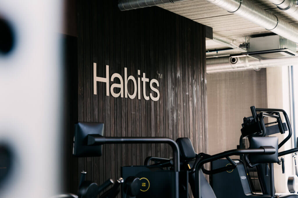 Coach begeleidt een lid tijdens personal training bij Habits in Lendelede