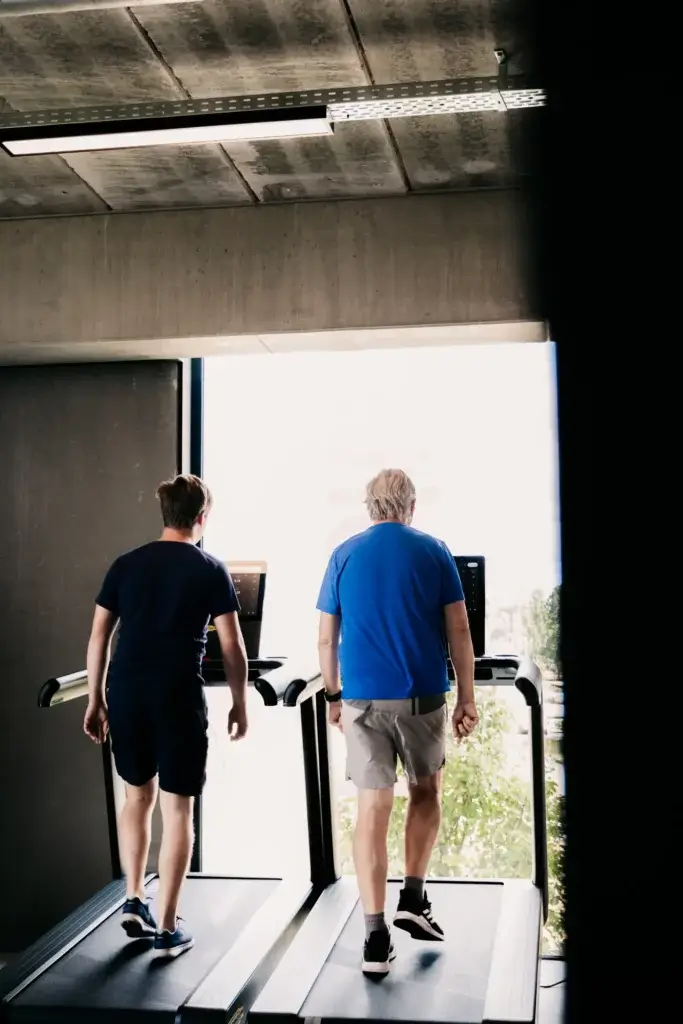 Twee leden trainen naast elkaar op de loopband bij Habits