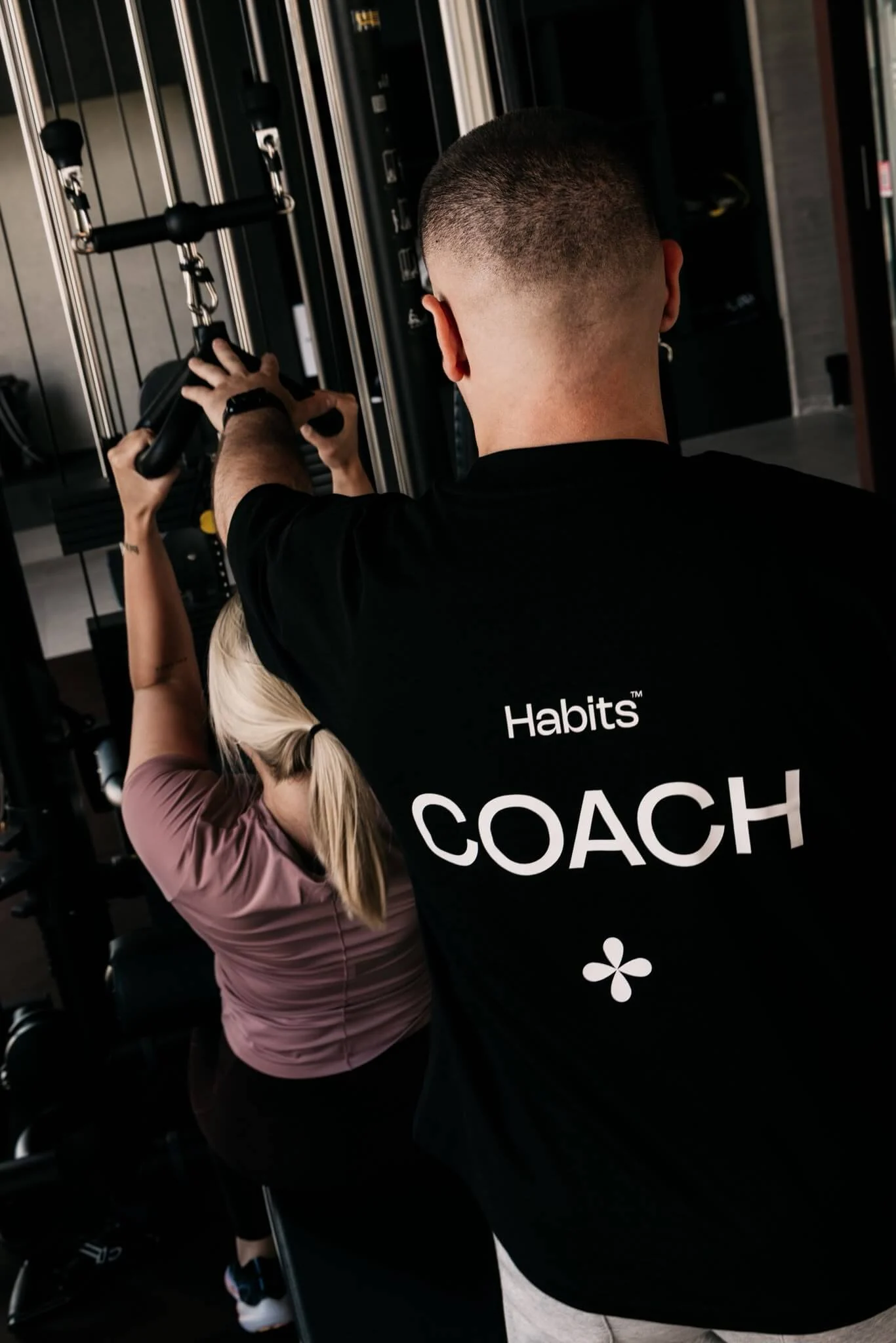 Een Habits-coach begeleidt een lid aan het kabelstation
