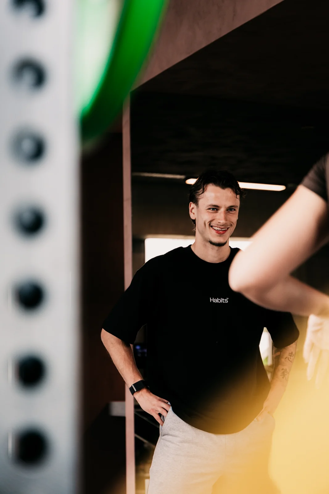 Jarno, coach bij Habits, begeleidt een lid