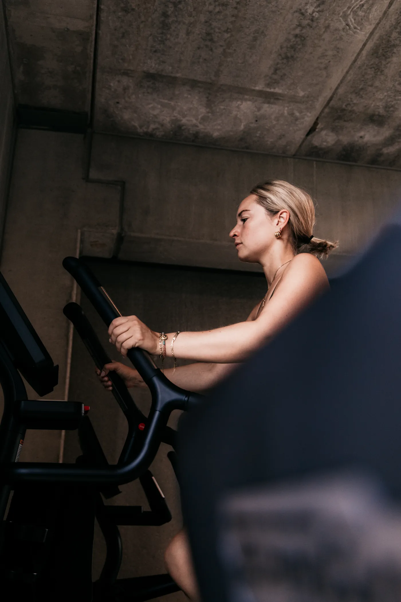 Een lid traint geconcentreerd op een cardiotoestel bij Habits