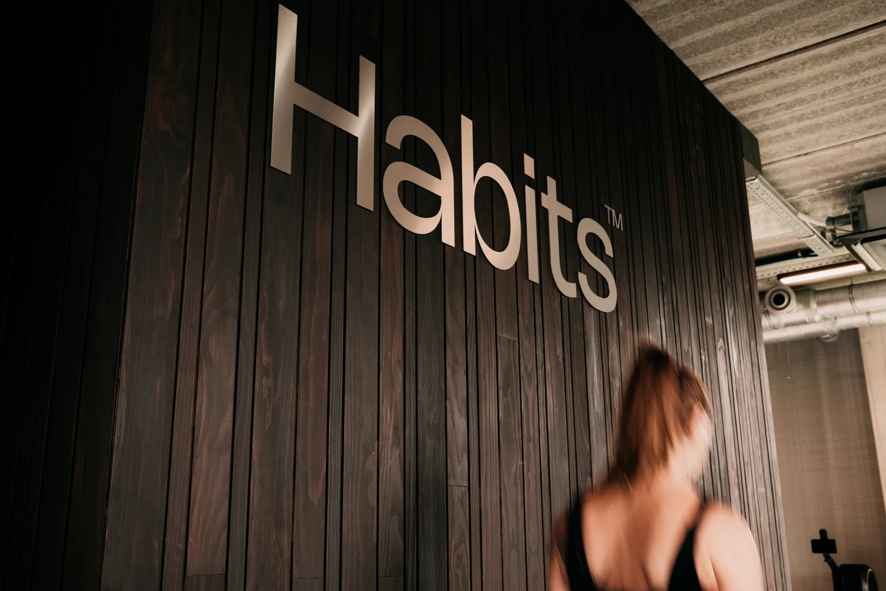 De houten Habits-wand met een lid aan het trainen
