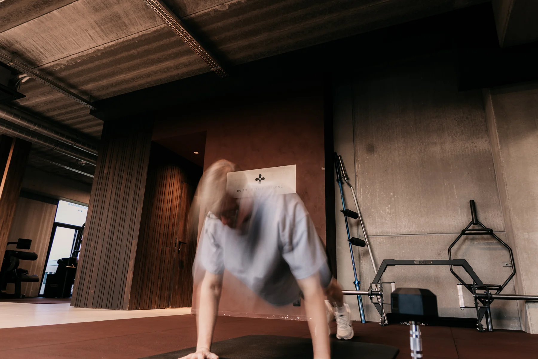 Training in de warme club met hout en terracotta accenten