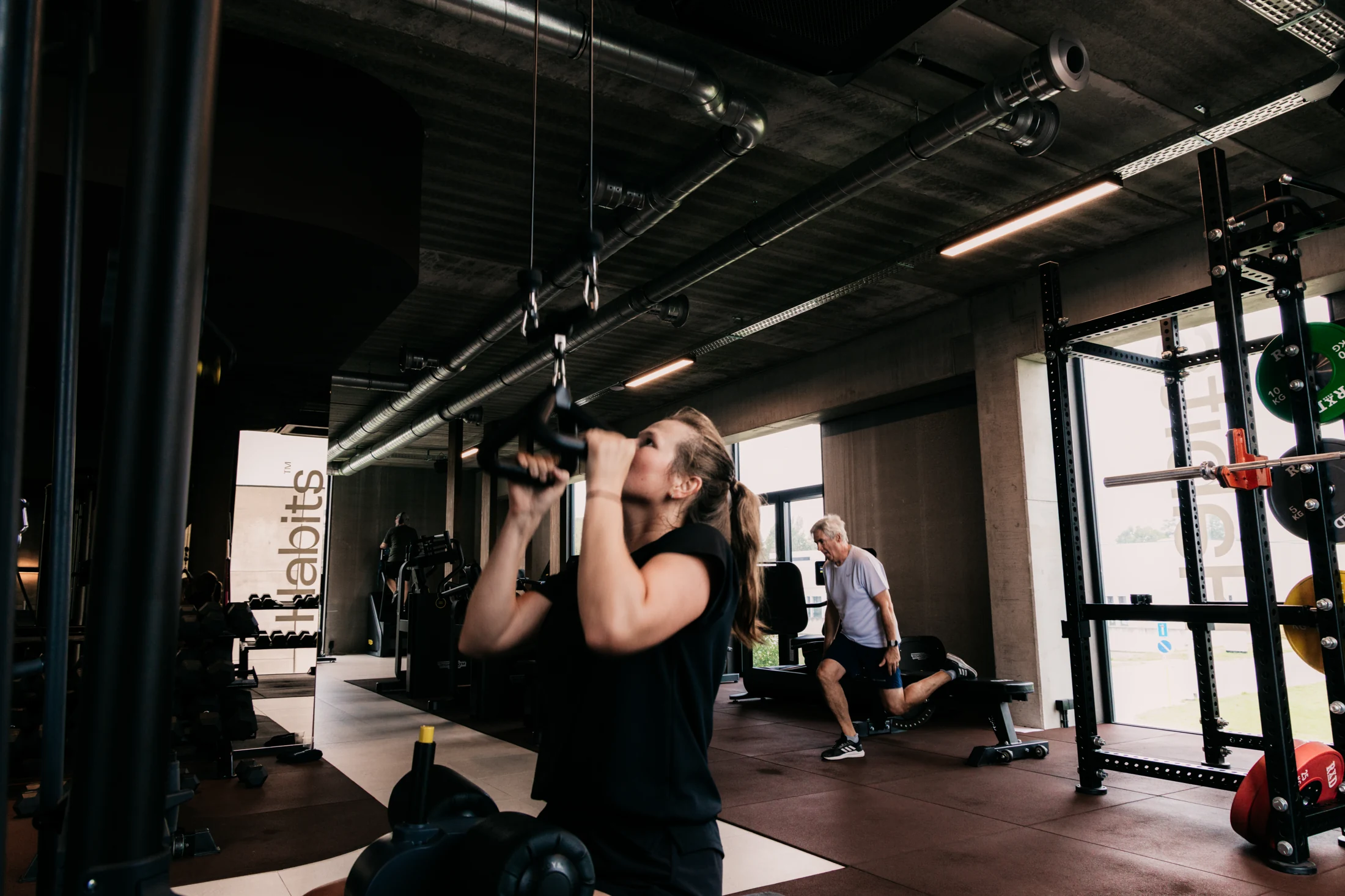 Leden trainen elk aan een eigen oefening tijdens een groepssessie bij Habits