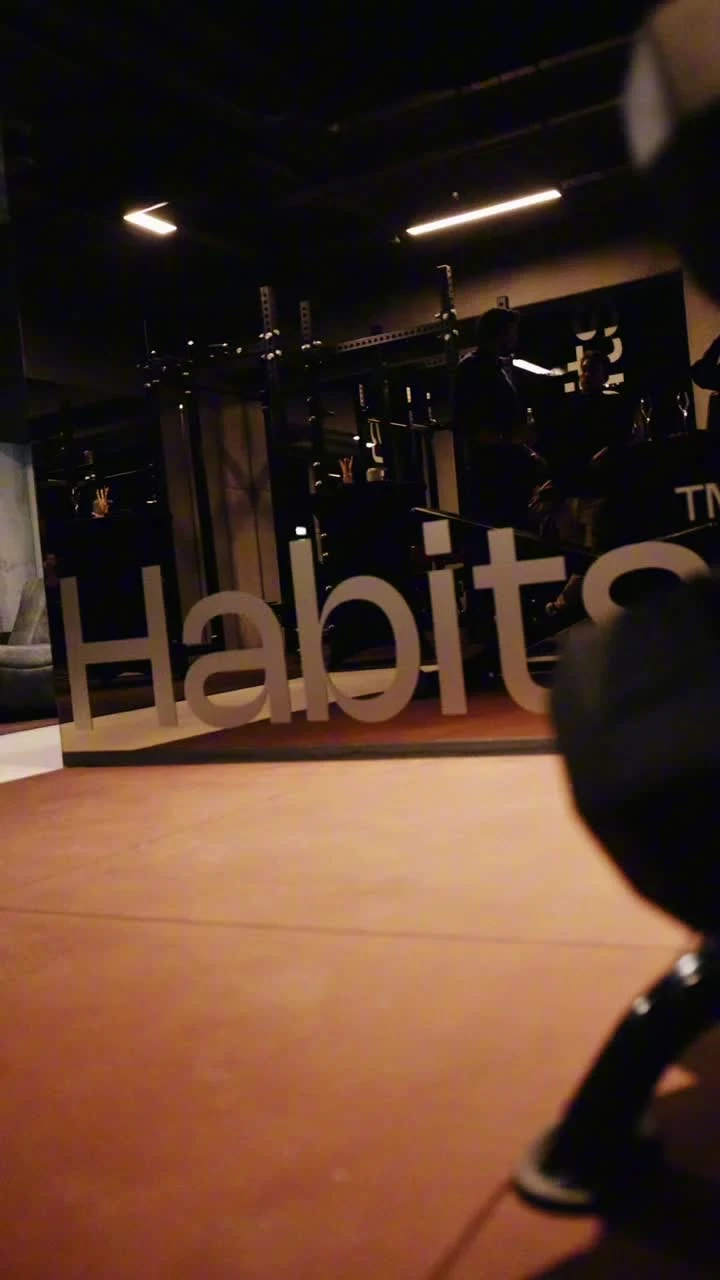 Het interieur van Habits met het Habits-woordmerk