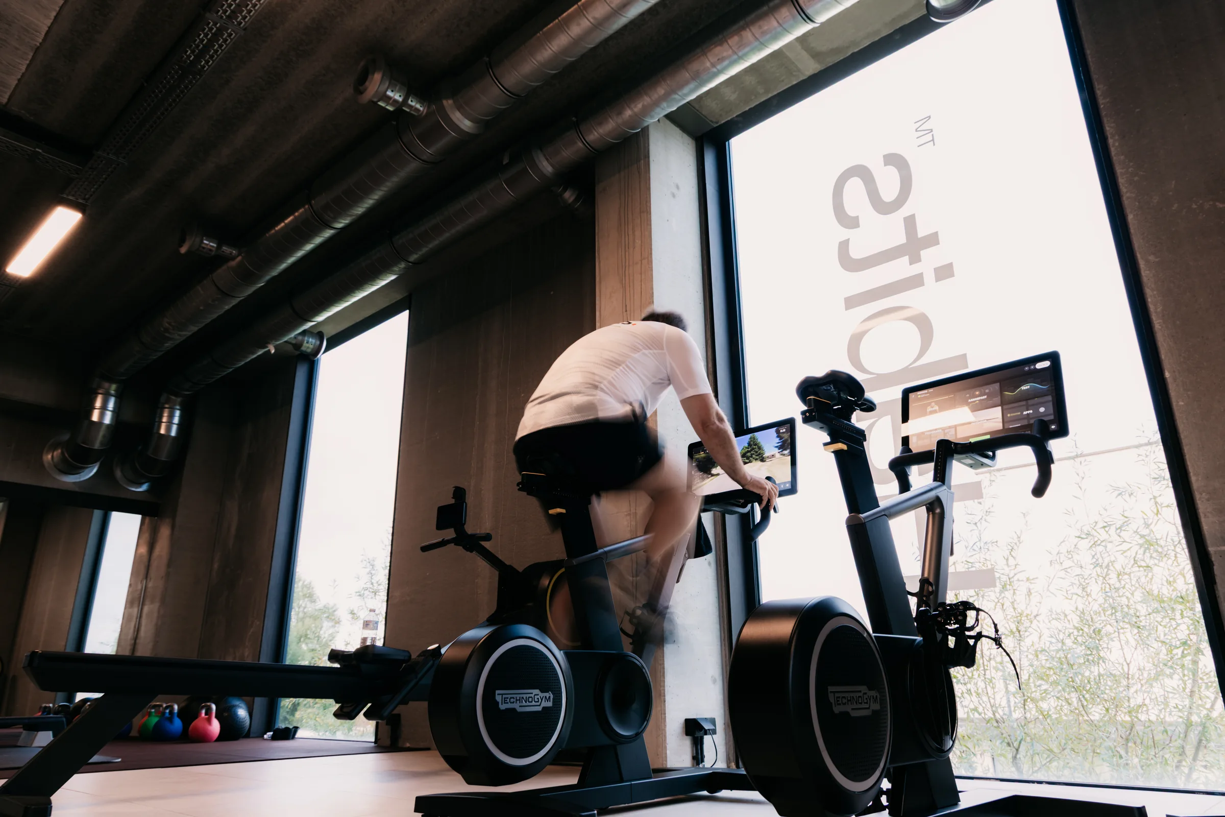 Een lid op de fiets aan het raam met het Habits-woordmerk