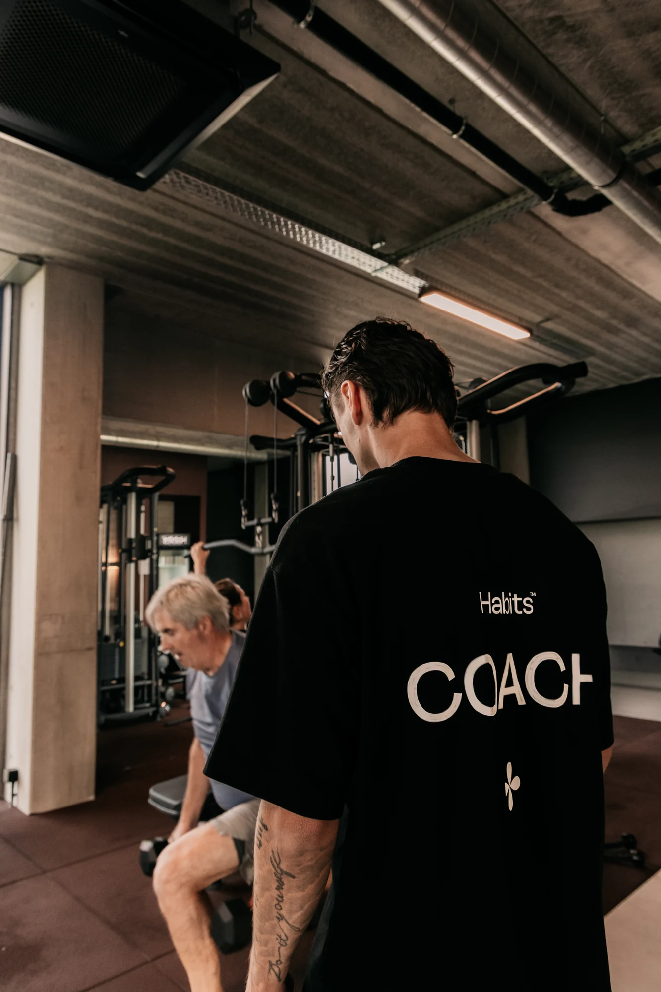 Een coach van Habits volgt een lid tijdens een oefening