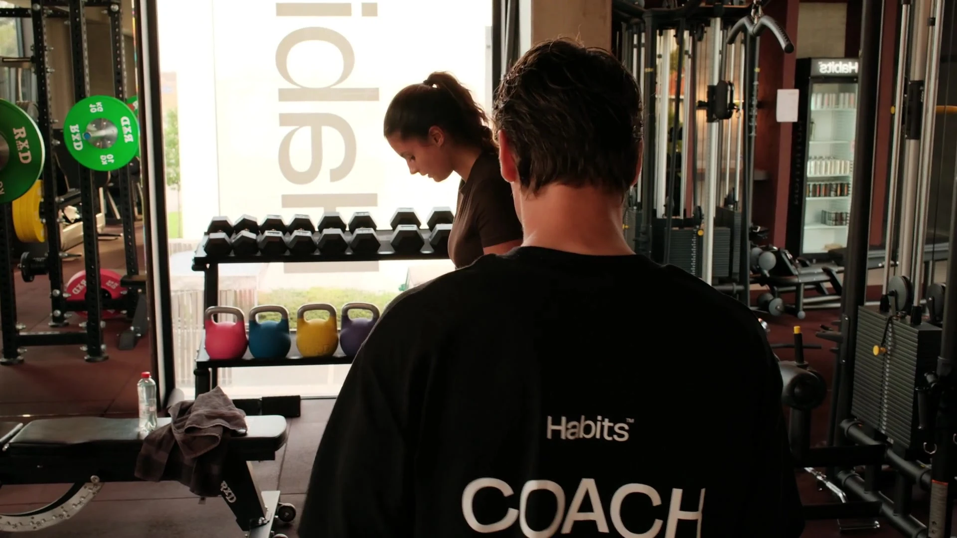 Een coach van Habits volgt een lid tijdens een sessie