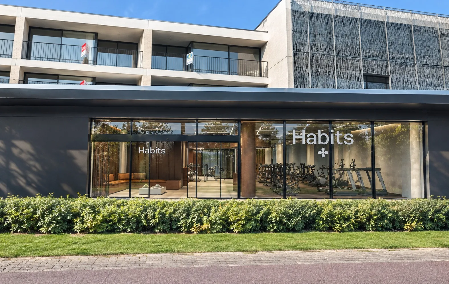 Impressie van de gevel van Habits Veurne aan de Ieperse Steenweg
